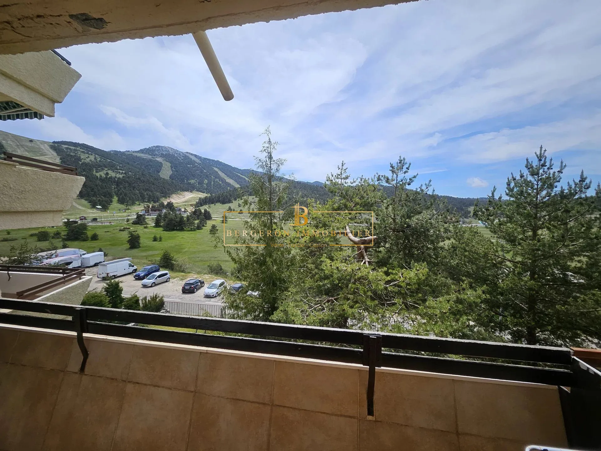 Studio à vendre à Gréolières avec balcon et vue sur pistes – Investissement idéal 