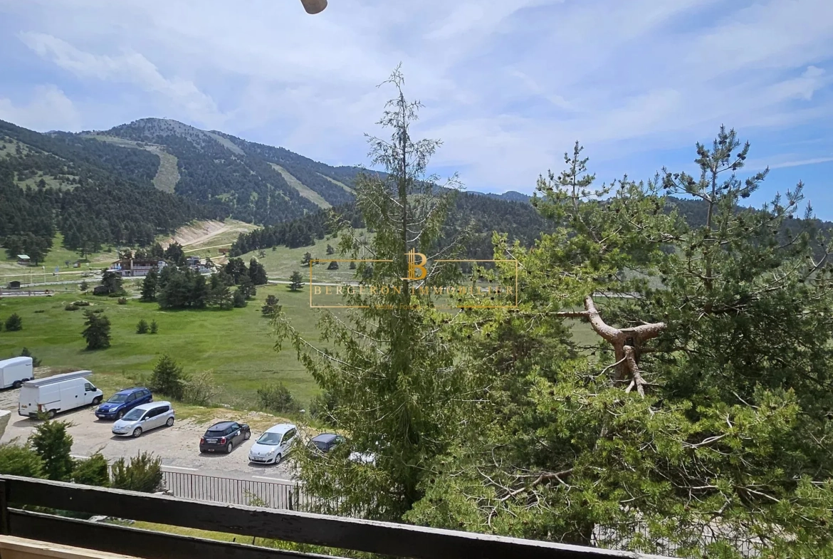 Studio à vendre à Gréolières avec balcon et vue sur pistes – Investissement idéal 