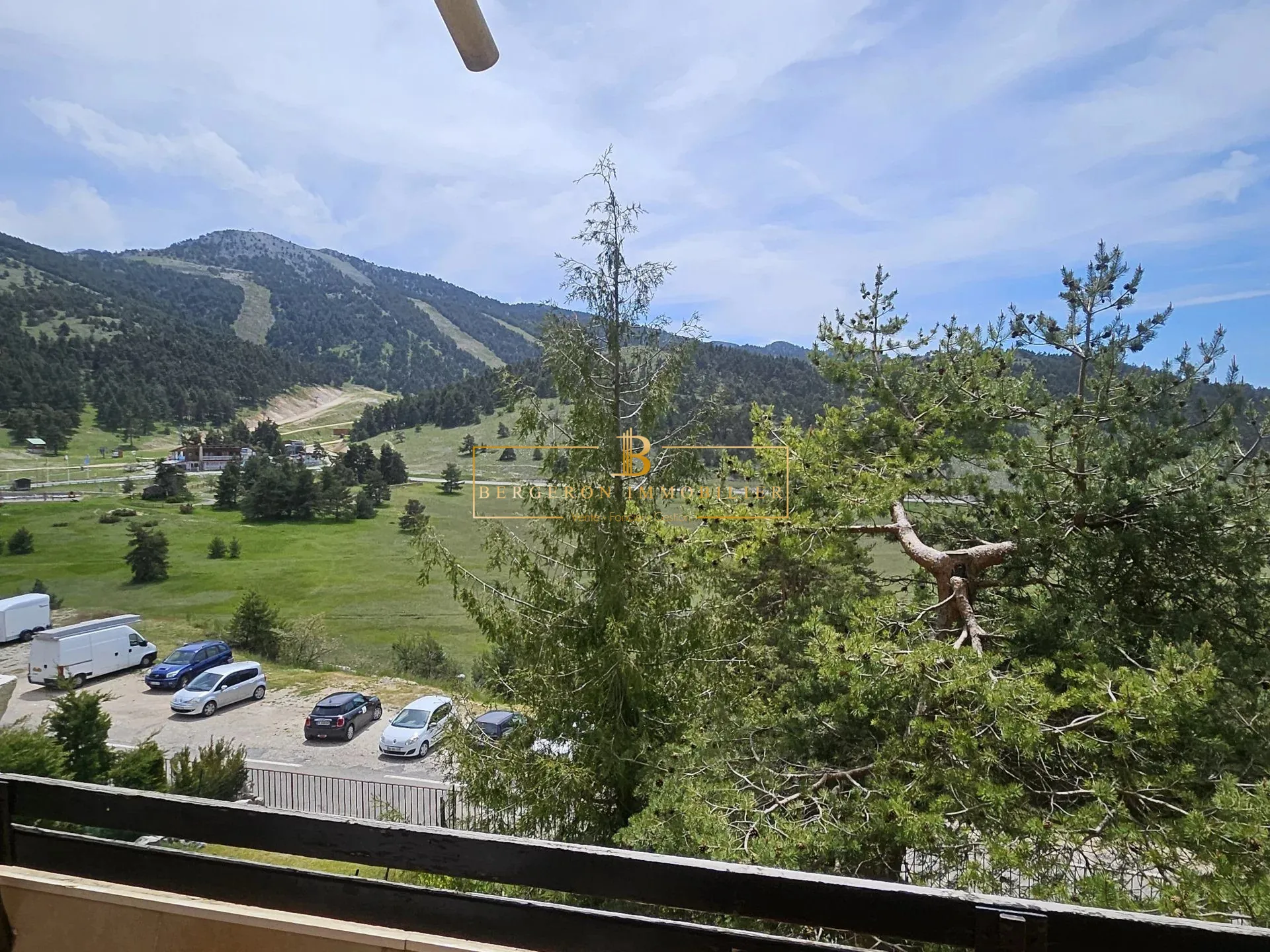 Studio à vendre à Gréolières avec balcon et vue sur pistes – Investissement idéal 