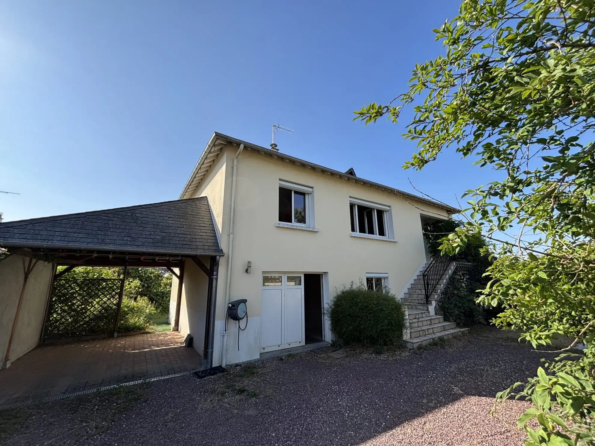 Maison à vendre à La Chaussée Saint Victor - 105 m² avec jardin et garage 