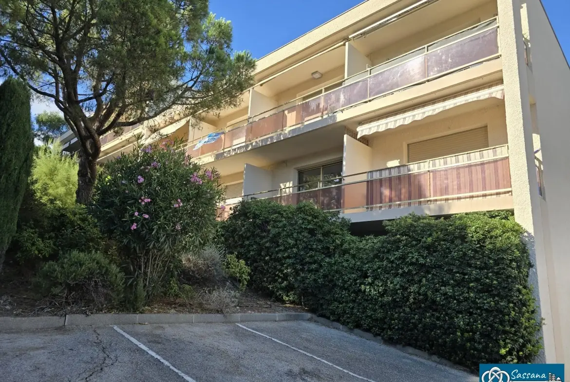 Appartement T2 à rénover avec balcon ensoleillé à Six-Fours-les-Plages 