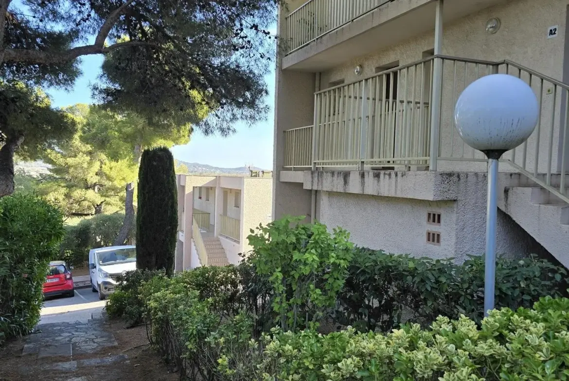 Appartement T2 à rénover avec balcon ensoleillé à Six-Fours-les-Plages 