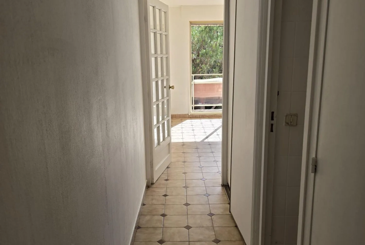 Appartement T2 à rénover avec balcon ensoleillé à Six-Fours-les-Plages 
