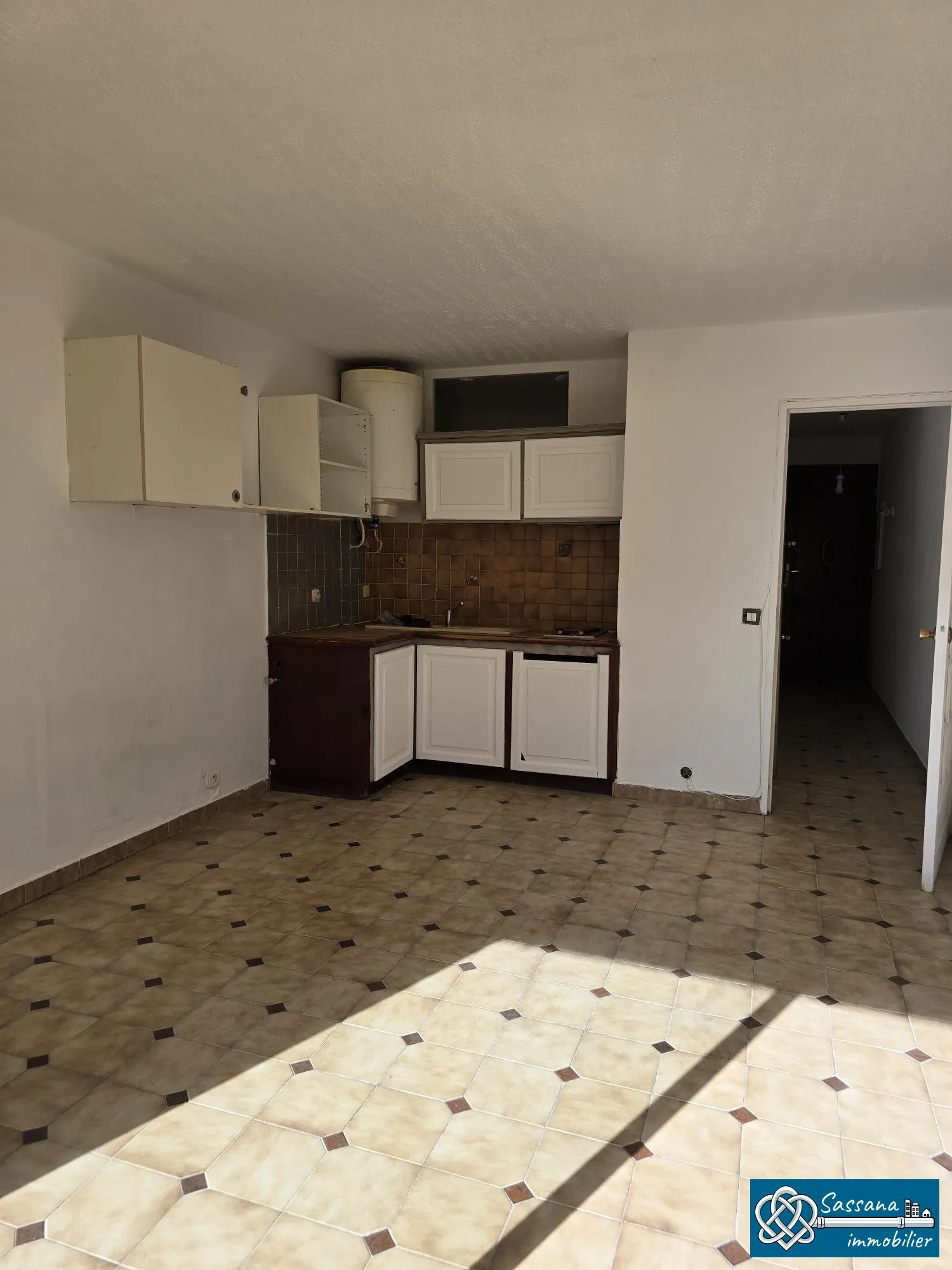Appartement T2 à rénover avec balcon ensoleillé à Six-Fours-les-Plages 
