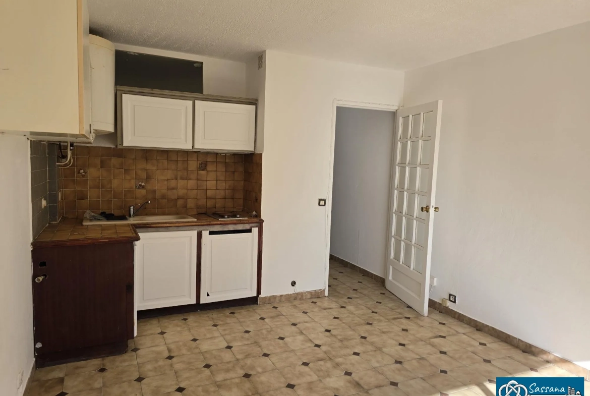 Appartement T2 à rénover avec balcon ensoleillé à Six-Fours-les-Plages 