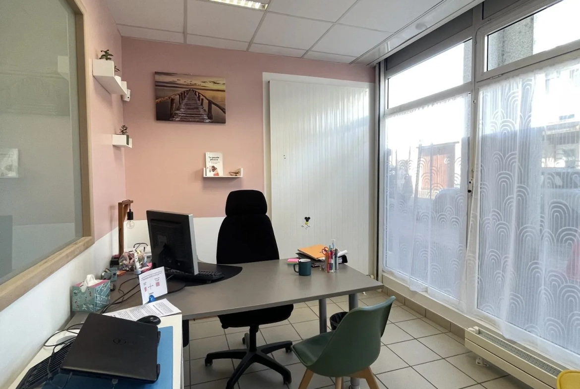 Local commercial à vendre à Joué-Lès-Tours - Emplacement idéal et visibilité optimale 