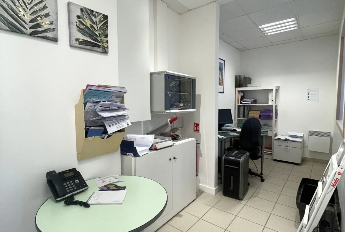 Local commercial à vendre à Joué-Lès-Tours - Emplacement idéal et visibilité optimale 