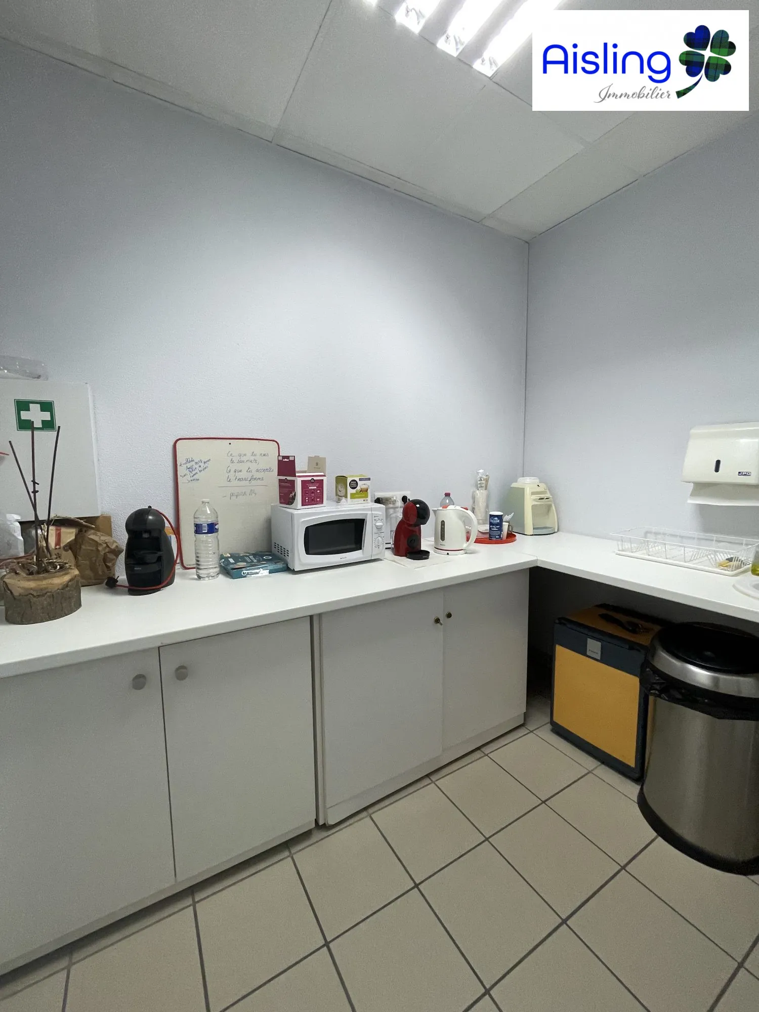 Local commercial à vendre à Joué-Lès-Tours - Emplacement idéal et visibilité optimale 