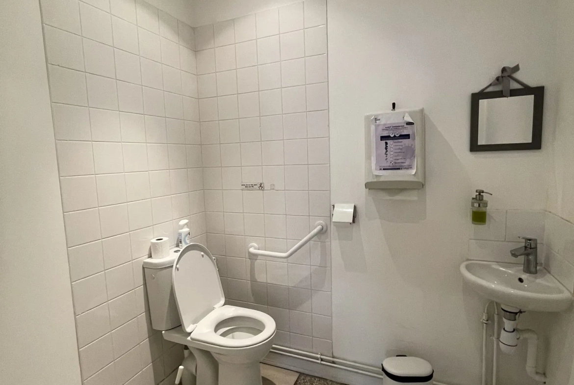 Local commercial à vendre à Joué-Lès-Tours - Emplacement idéal et visibilité optimale 