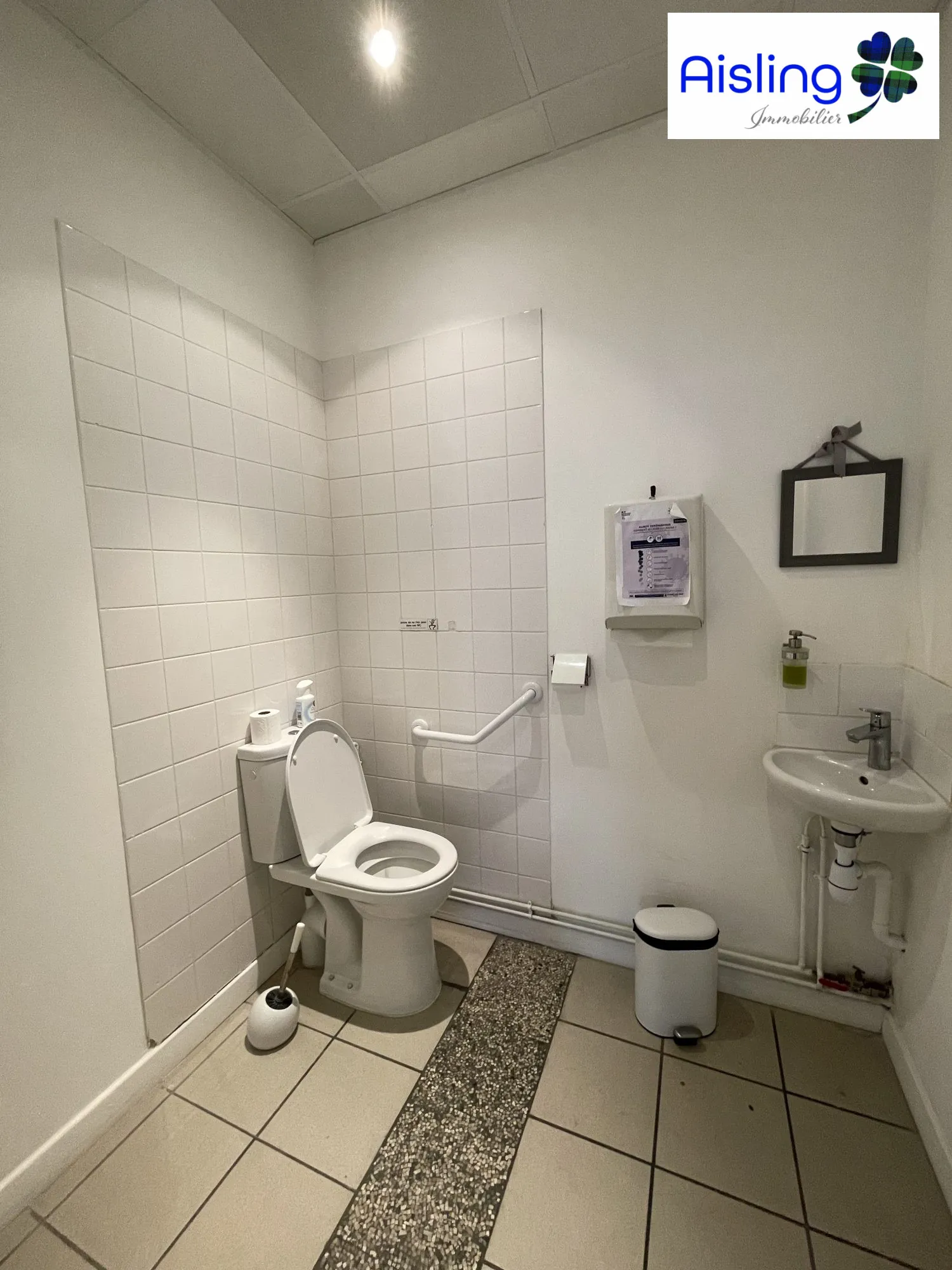 Local commercial à vendre à Joué-Lès-Tours - Emplacement idéal et visibilité optimale 