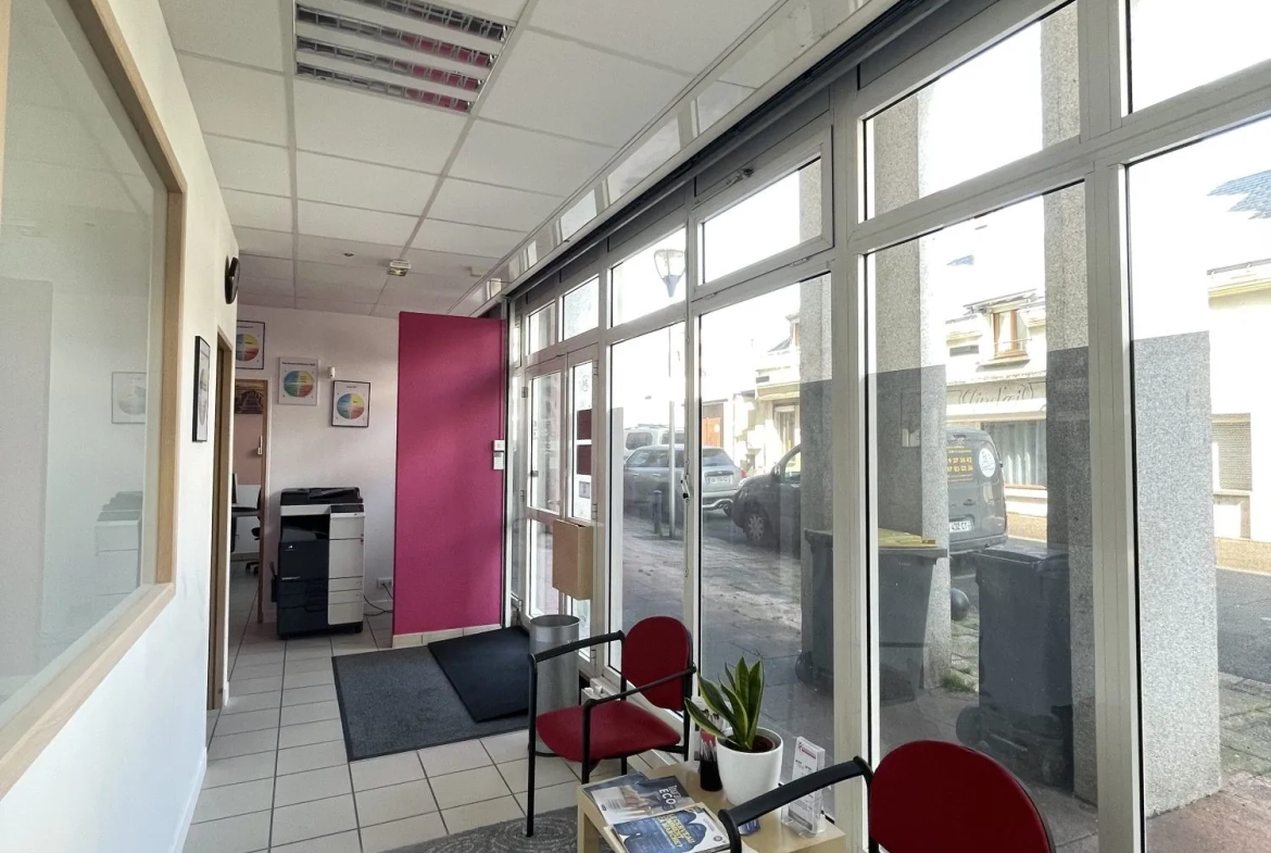 Local commercial à vendre à Joué-Lès-Tours - Emplacement idéal et visibilité optimale 