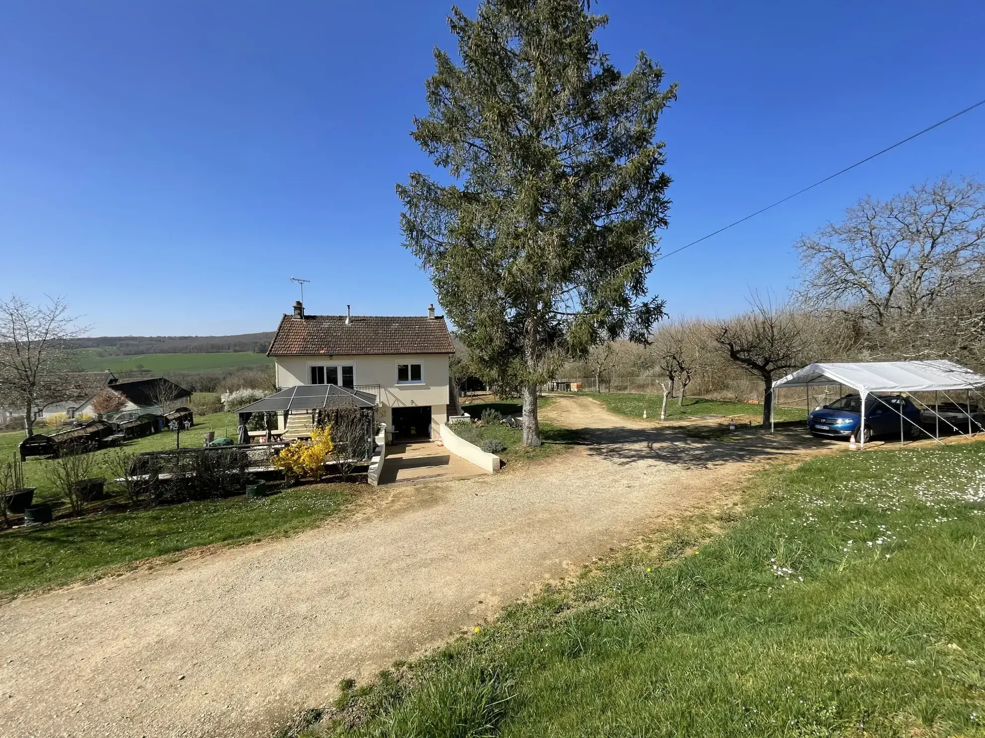 Maison rénovée avec vue imprenable sur la nature à Brosses - 62 m² 
