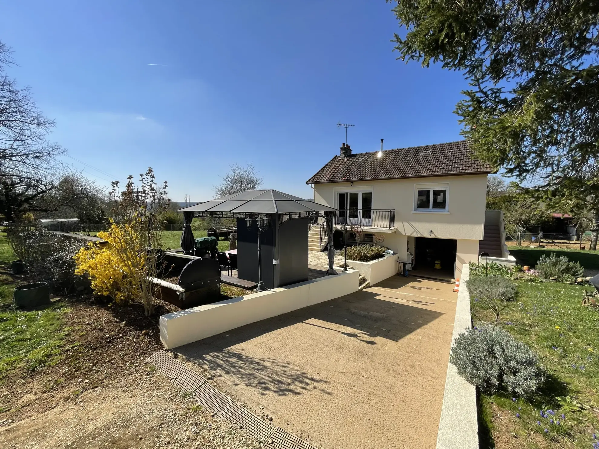 Maison rénovée avec vue imprenable sur la nature à Brosses - 62 m² 