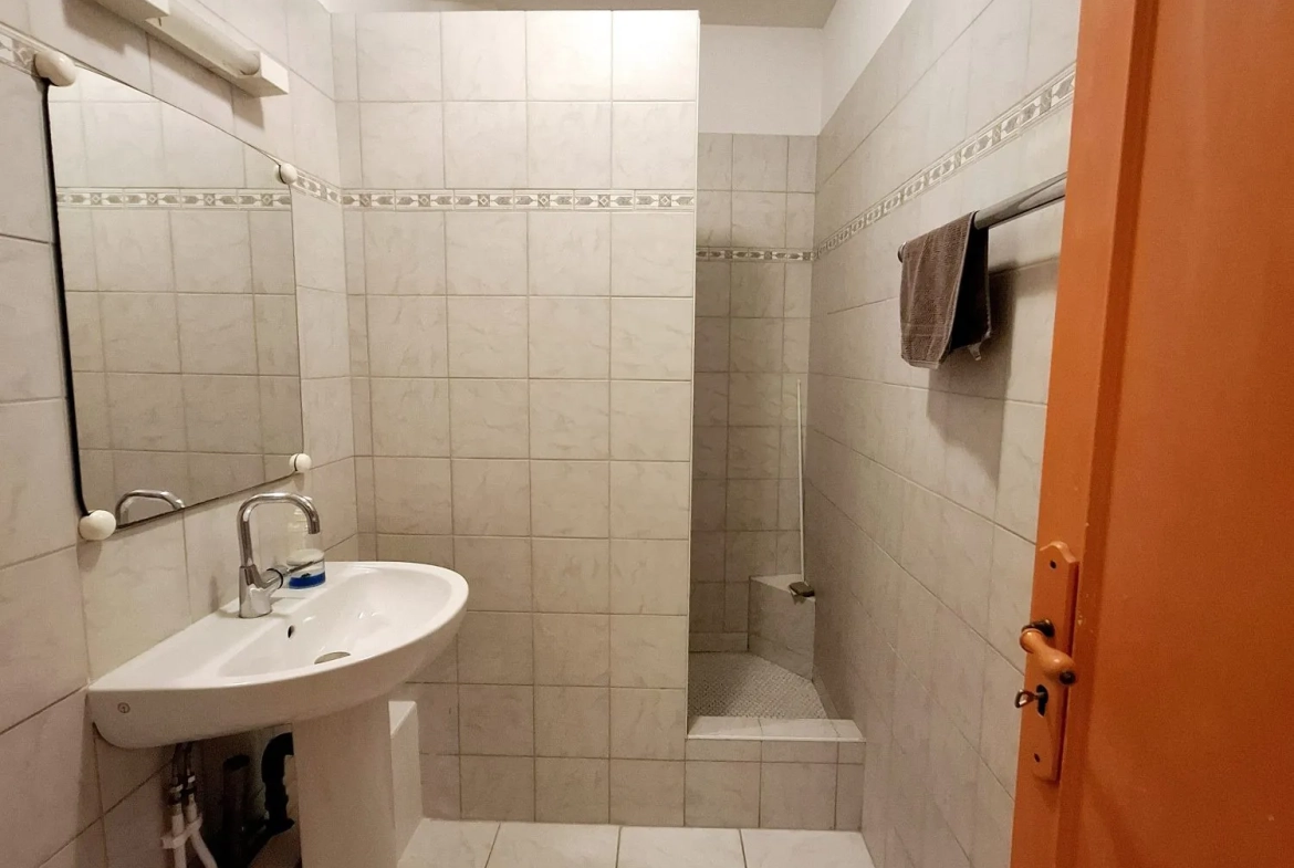 Appartement T2 à Poussan avec fort potentiel de rénovation - 34,57 m² 