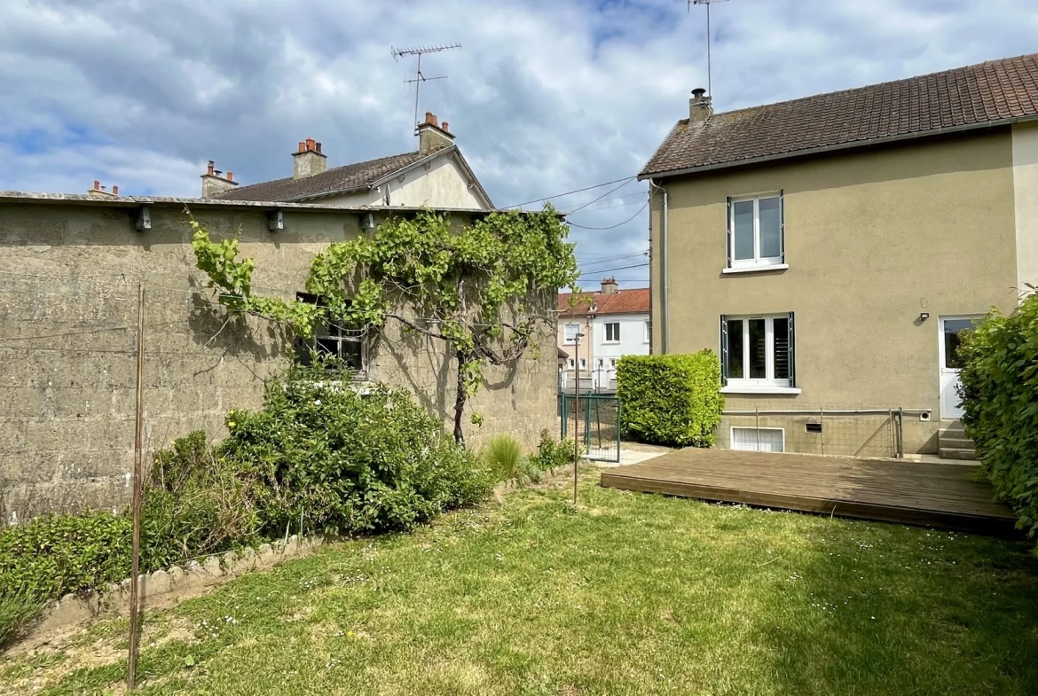 Maison 2 Chambres avec Garage et Jardin à Saint-Cosme-en-Vairais 