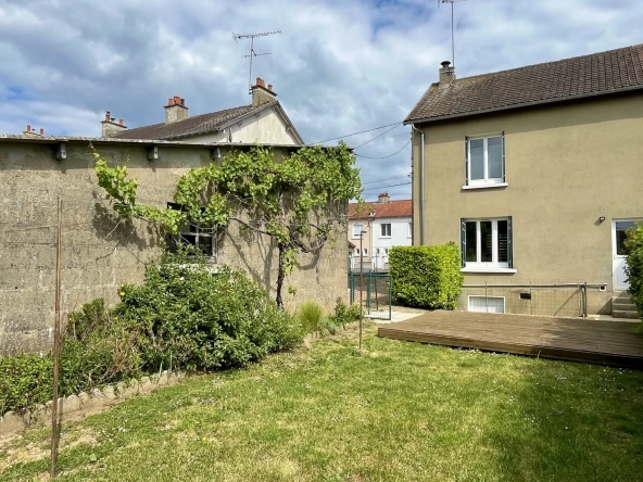 Maison 2 Chambres avec Garage et Jardin à Saint-Cosme-en-Vairais