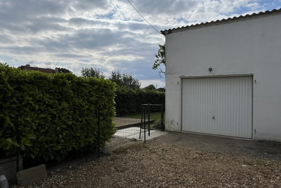 Maison 2 Chambres avec Garage et Jardin à Saint-Cosme-en-Vairais 