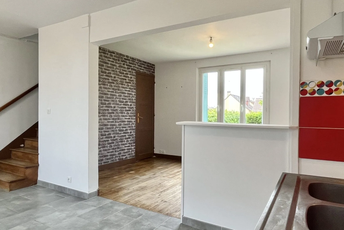 Maison 2 Chambres avec Garage et Jardin à Saint-Cosme-en-Vairais 