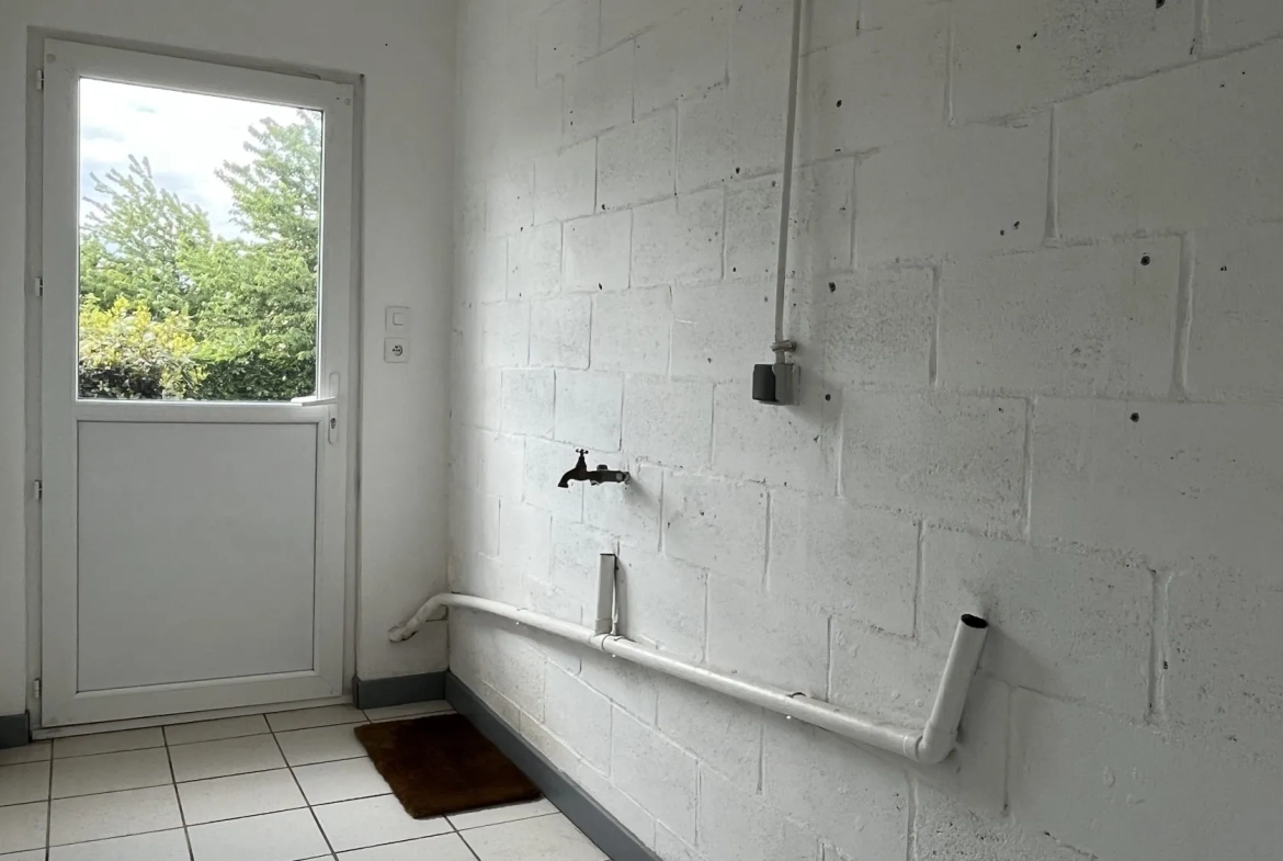 Maison 2 Chambres avec Garage et Jardin à Saint-Cosme-en-Vairais 