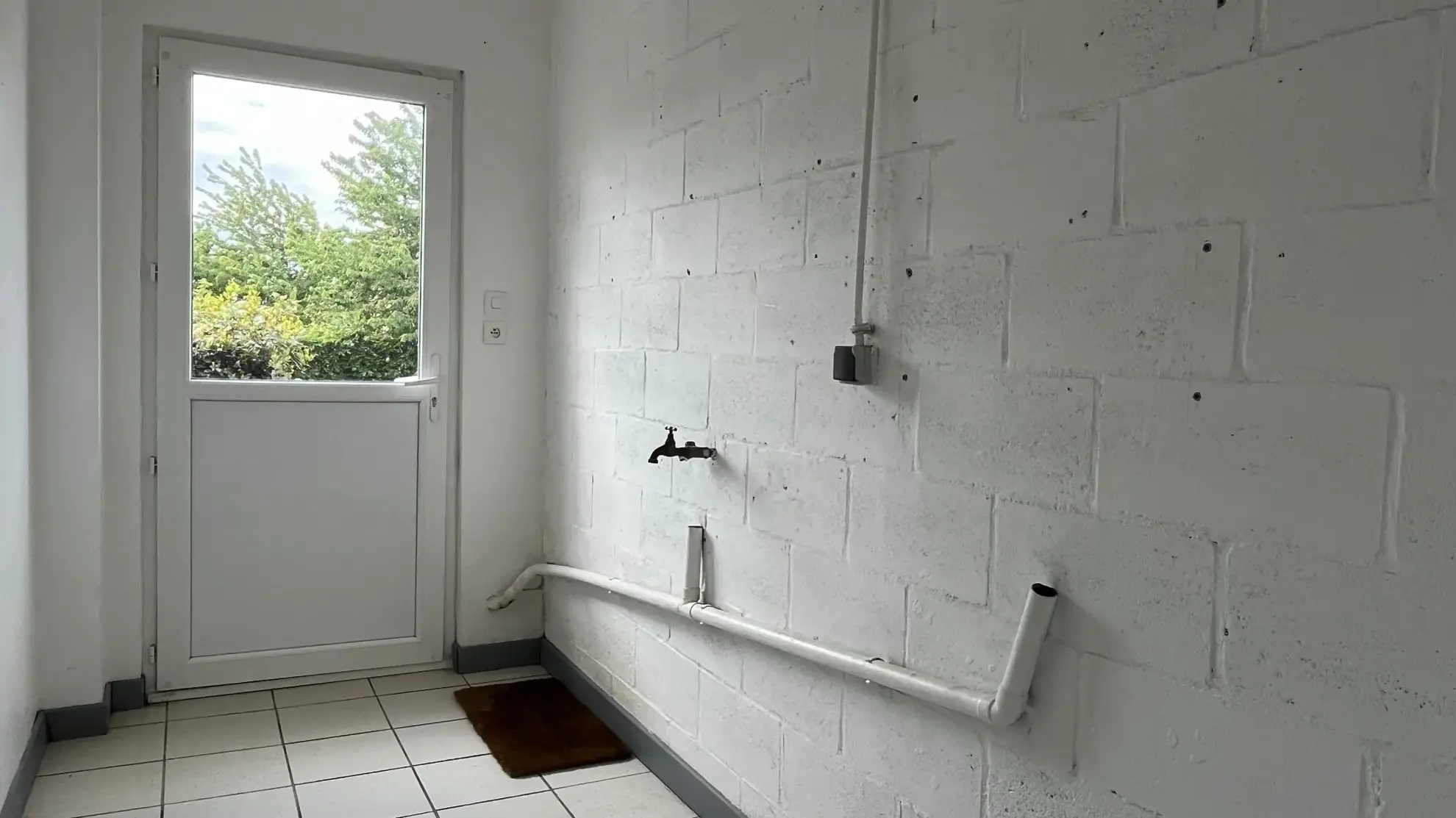 Maison 2 Chambres avec Garage et Jardin à Saint-Cosme-en-Vairais 