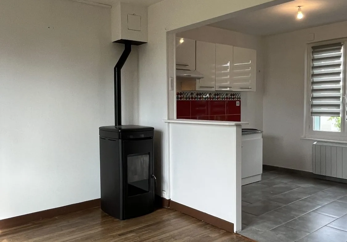 Maison 2 Chambres avec Garage et Jardin à Saint-Cosme-en-Vairais 