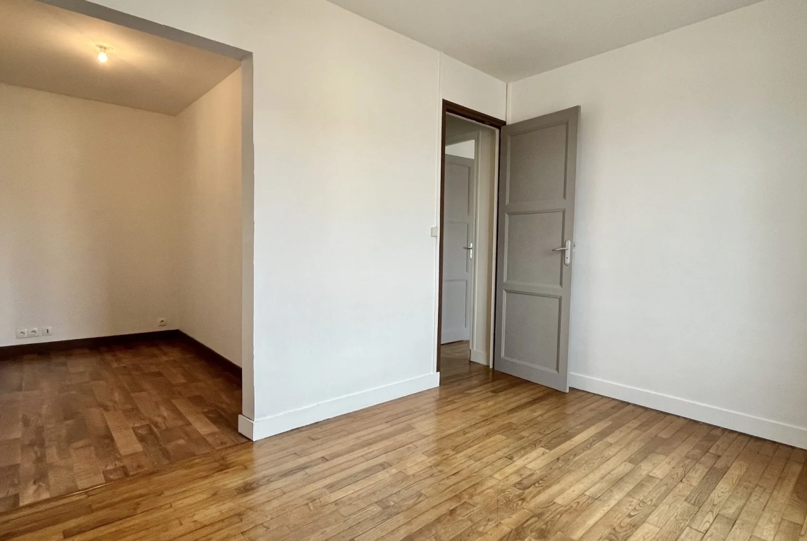 Maison 2 Chambres avec Garage et Jardin à Saint-Cosme-en-Vairais 