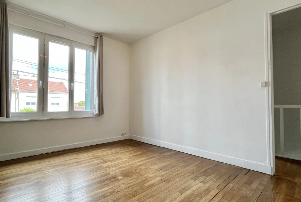 Maison 2 Chambres avec Garage et Jardin à Saint-Cosme-en-Vairais 