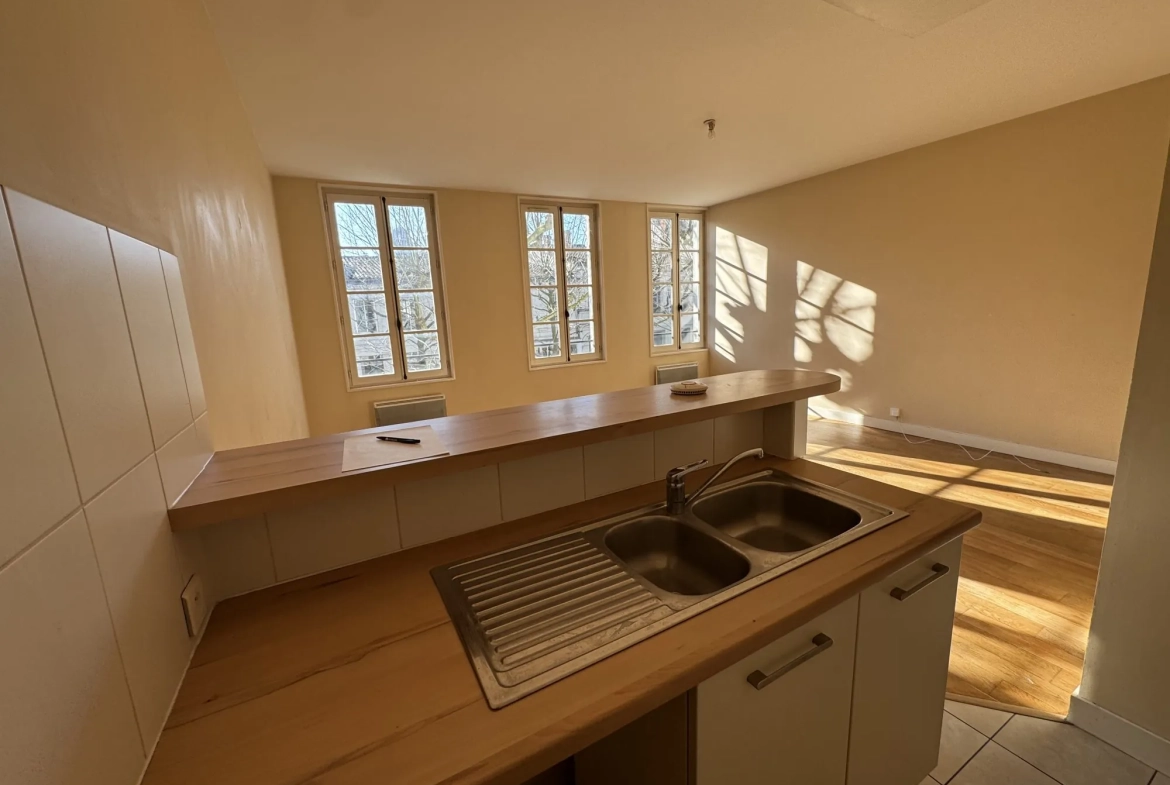 A vendre appartement duplex 3 pièces à Saintes, centre-ville 