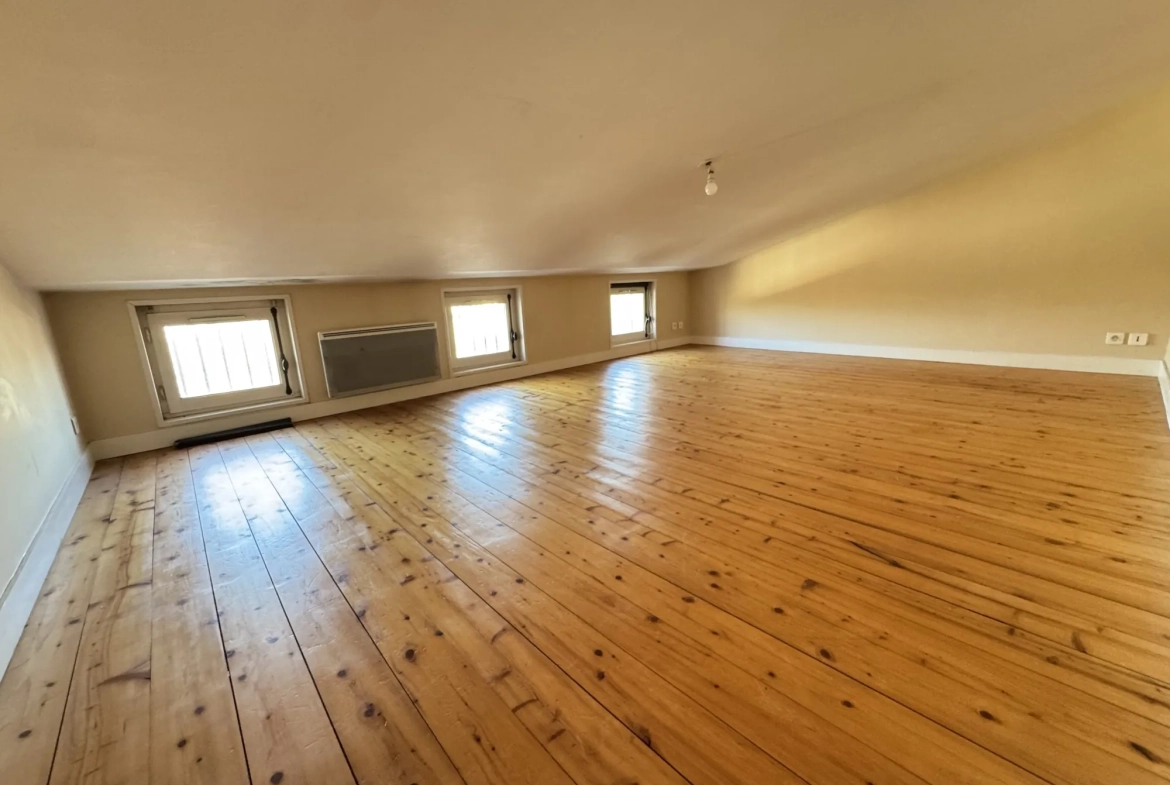 A vendre appartement duplex 3 pièces à Saintes, centre-ville 
