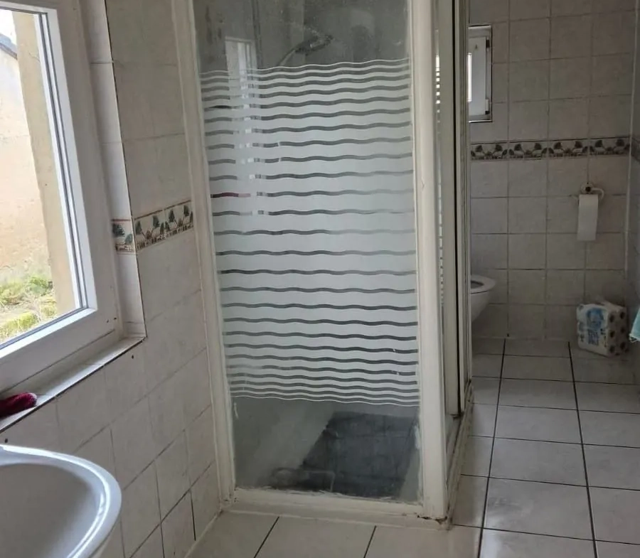 Maison à vendre à L'Hôpital avec grand terrain et potentiel de rénovation 