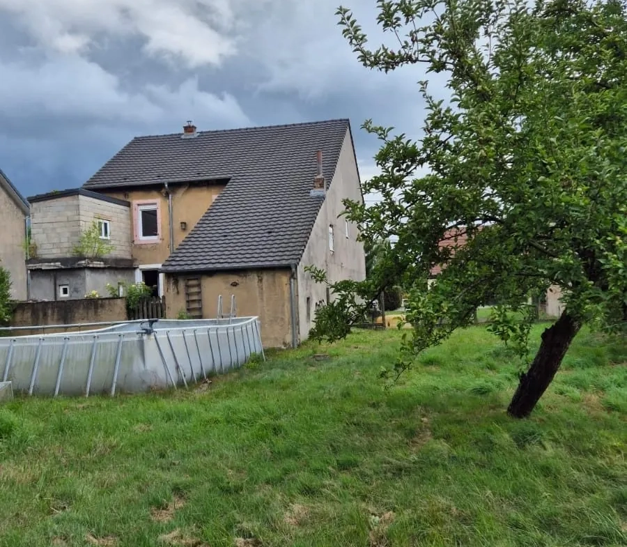 Maison à vendre à L'Hôpital avec grand terrain et potentiel de rénovation 