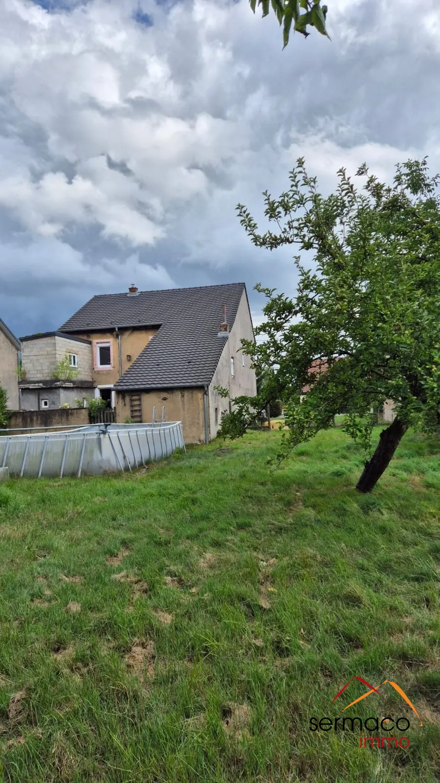 Maison à vendre à L'Hôpital avec grand terrain et potentiel de rénovation 