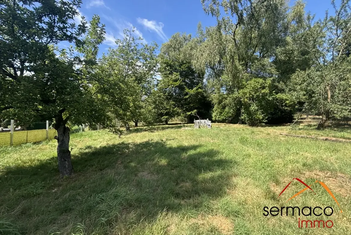 Maison à vendre à L'Hôpital avec grand terrain et potentiel de rénovation 