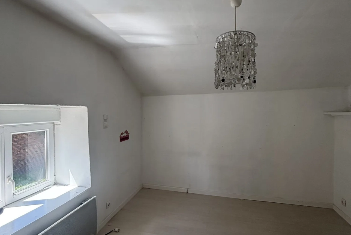 Maison à vendre à L'Hôpital avec grand terrain et potentiel de rénovation 