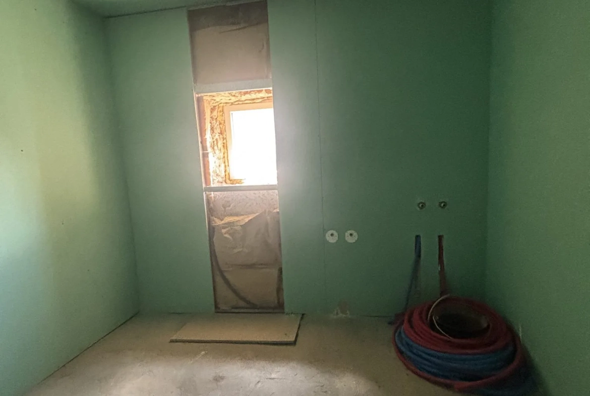 Maison à vendre à L'Hôpital avec grand terrain et potentiel de rénovation 