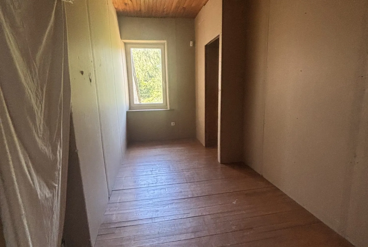 Maison à vendre à L'Hôpital avec grand terrain et potentiel de rénovation 