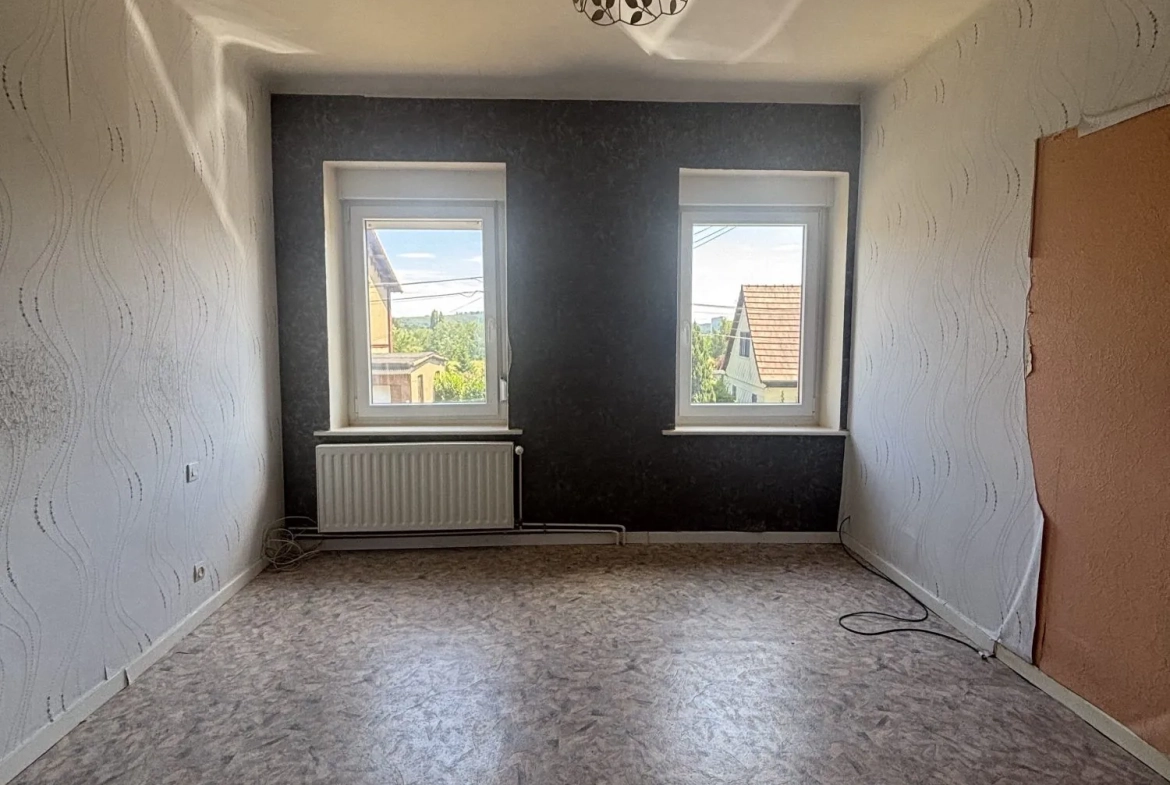 Maison à vendre à L'Hôpital avec grand terrain et potentiel de rénovation 