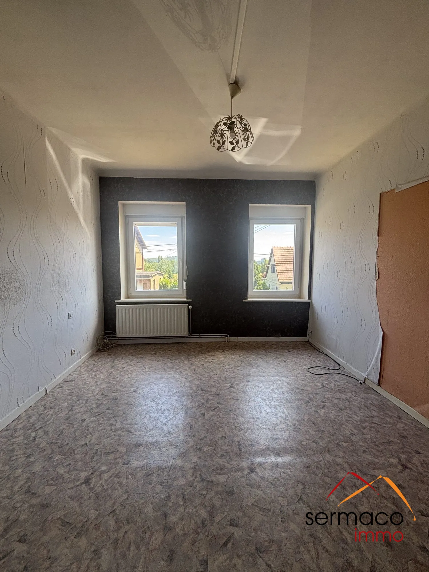 Maison à vendre à L'Hôpital avec grand terrain et potentiel de rénovation 