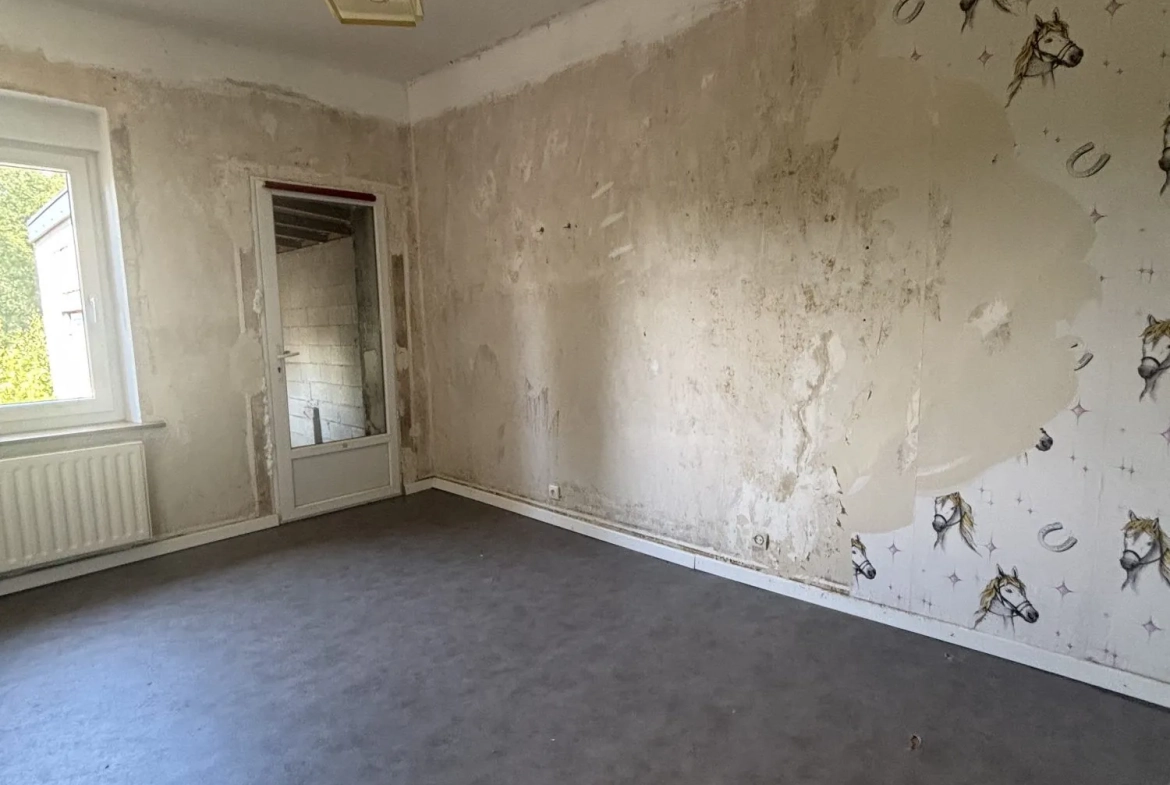 Maison à vendre à L'Hôpital avec grand terrain et potentiel de rénovation 