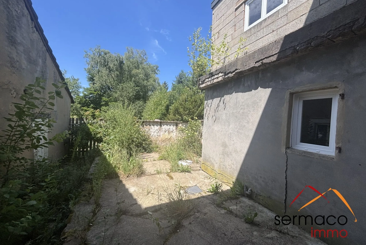 Maison à vendre à L'Hôpital avec grand terrain et potentiel de rénovation 