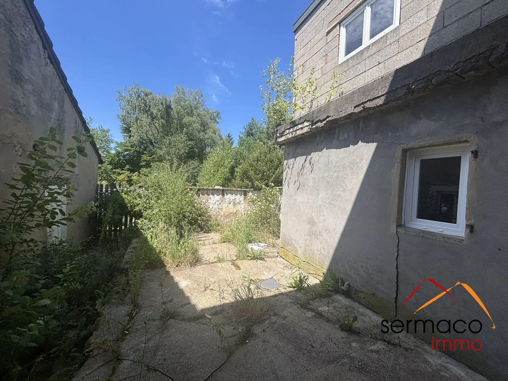 Maison à vendre à L'Hôpital avec grand terrain et potentiel de rénovation 