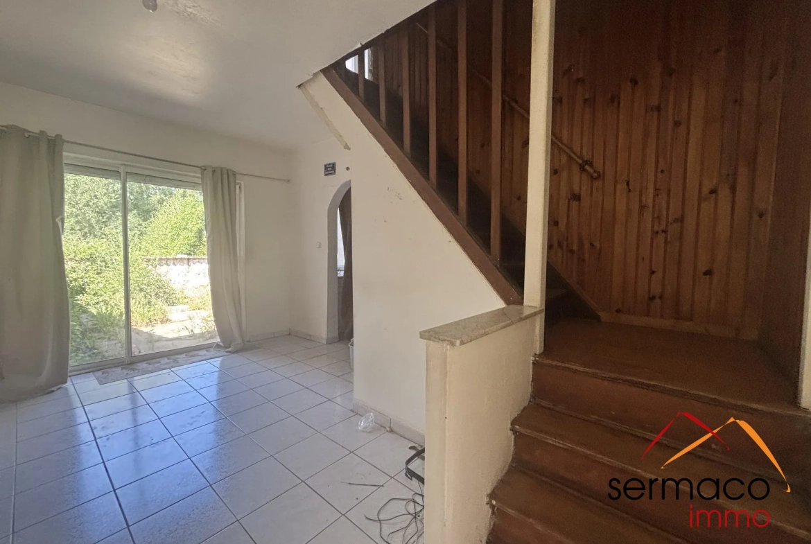 Maison à vendre à L'Hôpital avec grand terrain et potentiel de rénovation 