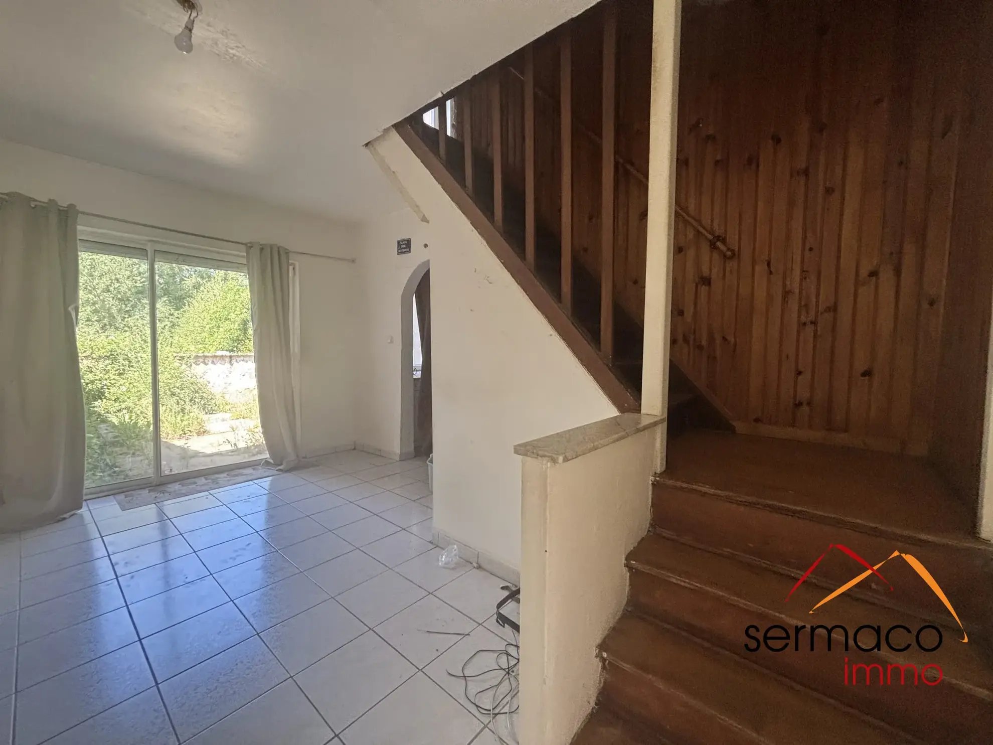 Maison à vendre à L'Hôpital avec grand terrain et potentiel de rénovation 