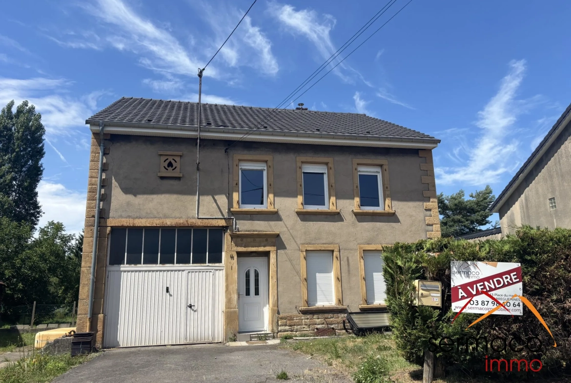 Maison à vendre à L'Hôpital avec grand terrain et potentiel de rénovation 