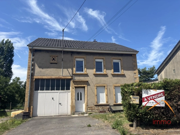 Maison à vendre à L'Hôpital avec grand terrain et potentiel de rénovation