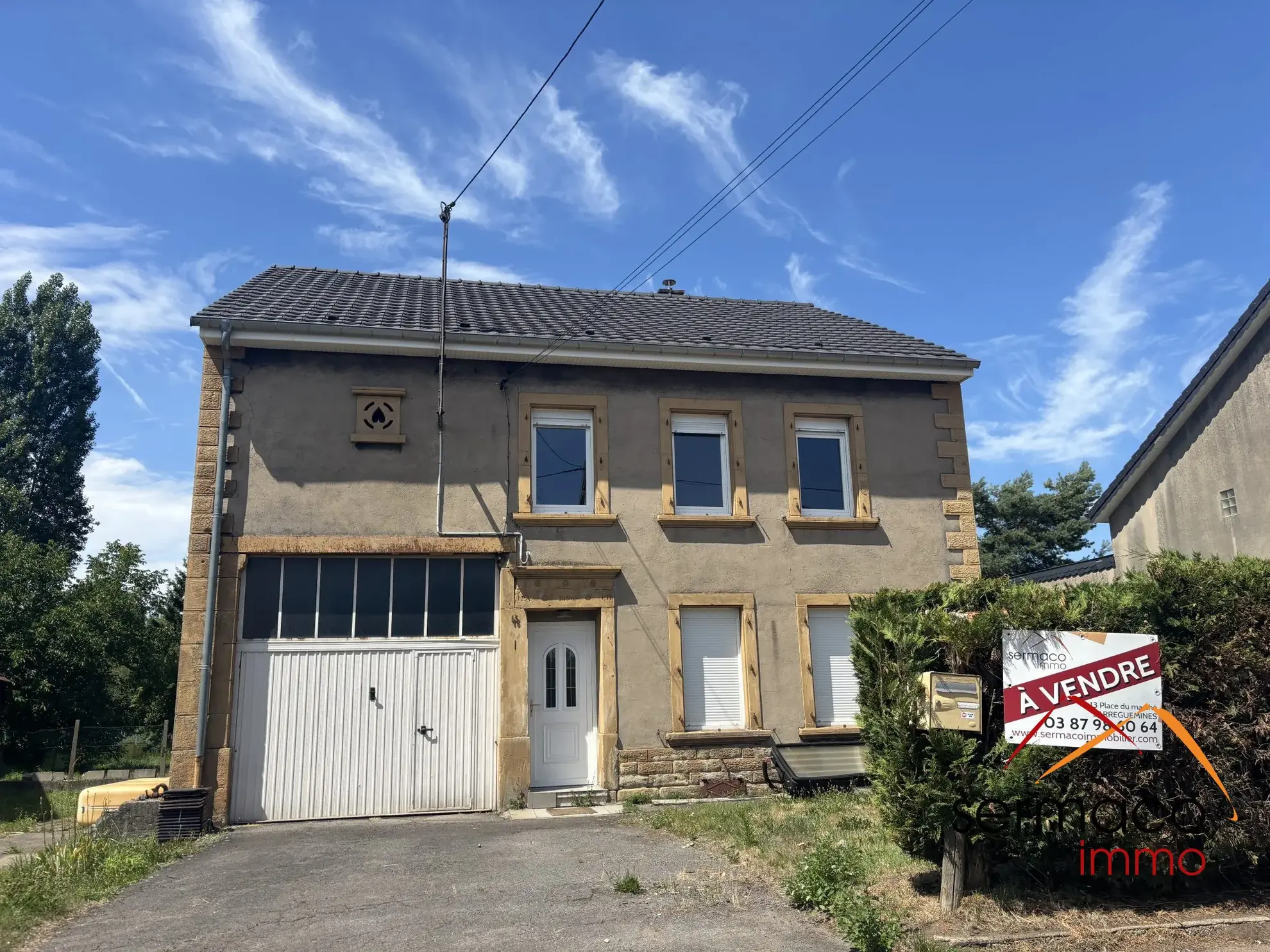Maison à vendre à L'Hôpital avec grand terrain et potentiel de rénovation 