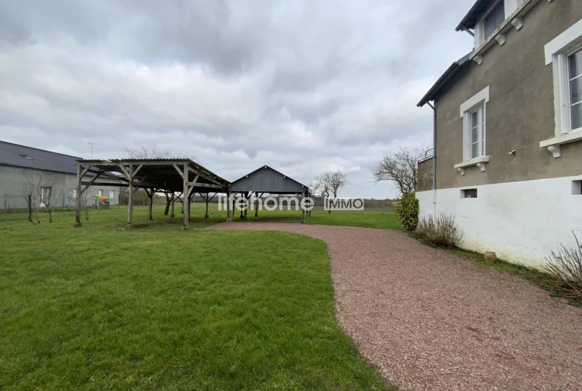 Maison en deux appartements avec grand terrain à Luçay-le-Mâle 