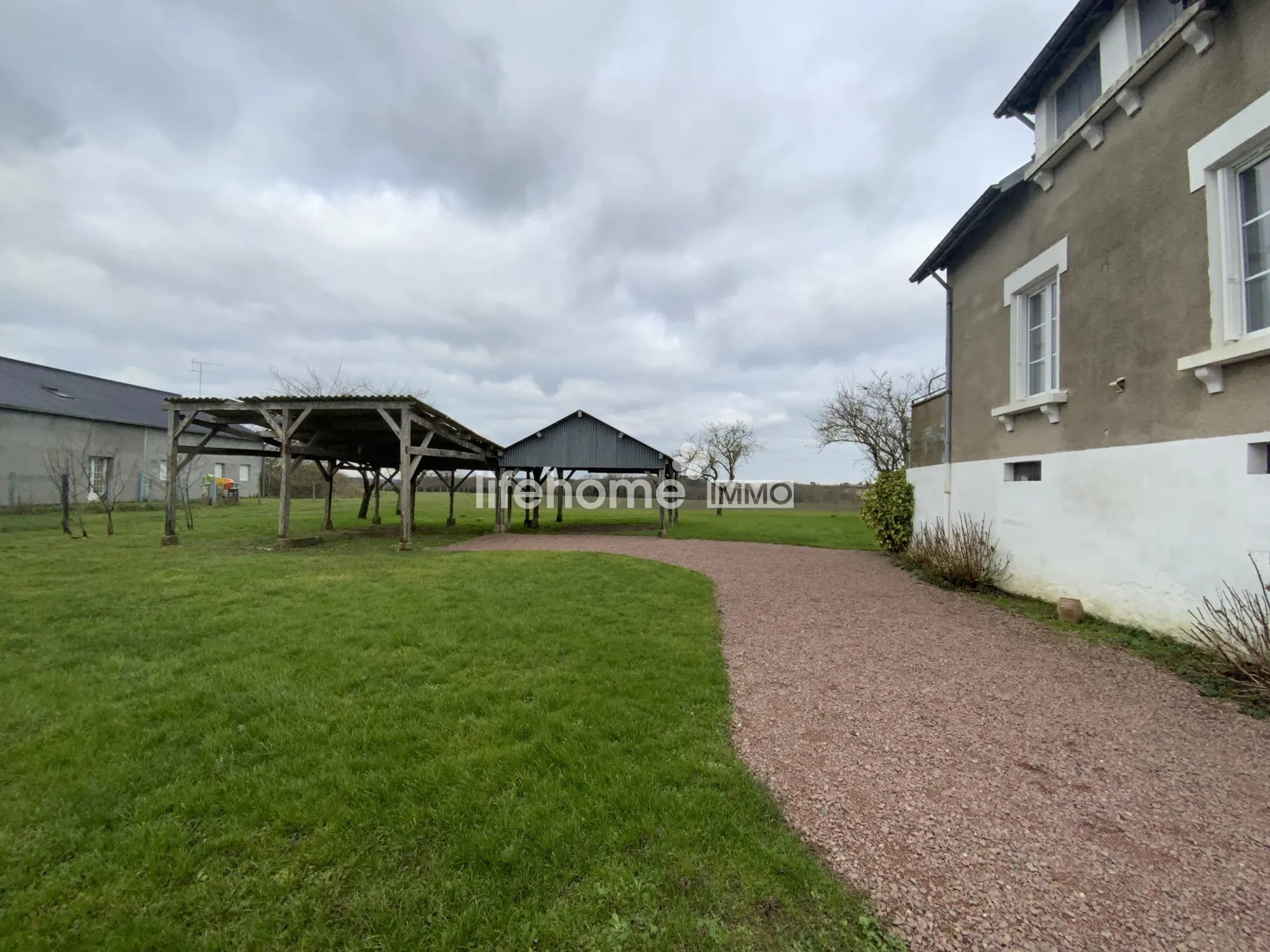 Maison en deux appartements avec grand terrain à Luçay-le-Mâle 