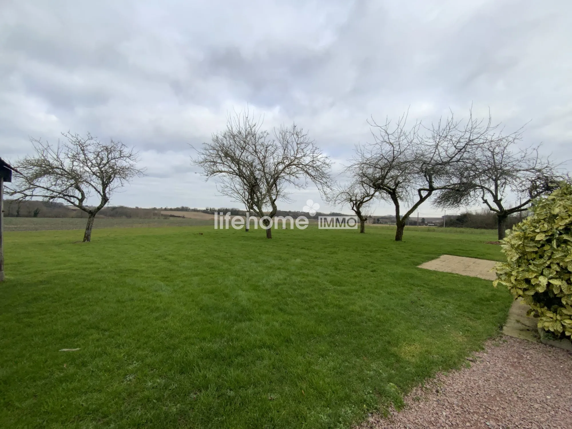 Maison en deux appartements avec grand terrain à Luçay-le-Mâle 