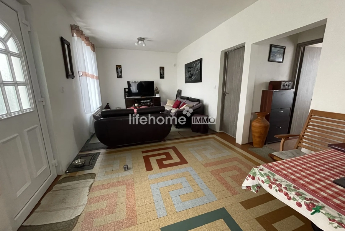 Maison en deux appartements avec grand terrain à Luçay-le-Mâle 
